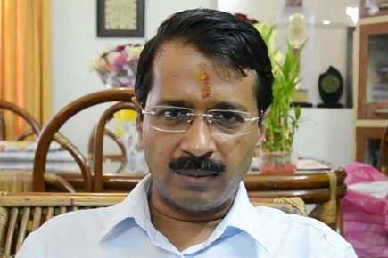Arvind Kejriwal cleans choked drains near PM's house