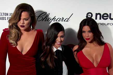 Khloe and Kim Kardashian create papparazzi frenzy at LAX Airport