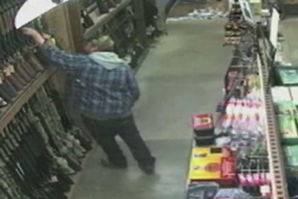 Man stuffs stolen shotgun in pants while shoplifting