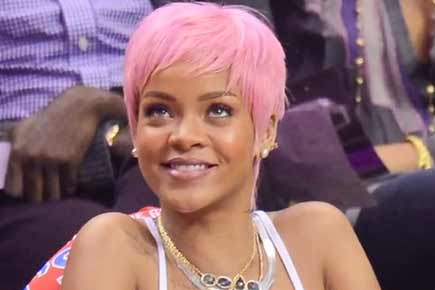 Rihanna sporting pink hair!