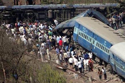 19 passengers killed and 60 injured in Maharashtra train derailment