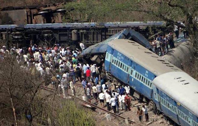 22 people died and over 120 were injured when a Diva-Sawantwadi train derailed near Roha. PIC/AFP