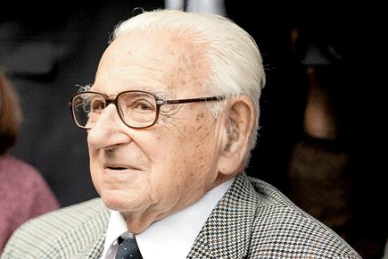Man who saved 669 kids from Nazis turns 105, to receive honour