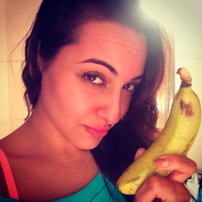 Sonakshi Sinha poses with a banana. Pic/Sonakshi Sinha