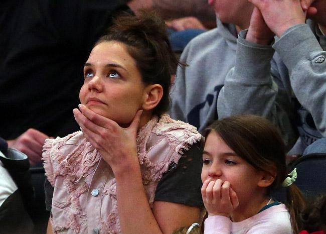 Katie Holmes and daughter Suri waering matching coloured outfits