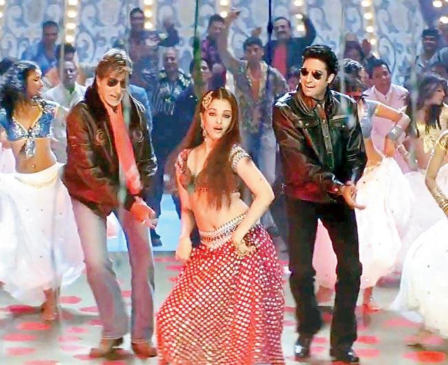 (L- R) Amitabh Bachchan, Aishwarya Rai and Abhishek Bachchan in the Kajra Re song from Bunty aur Babli (2005)