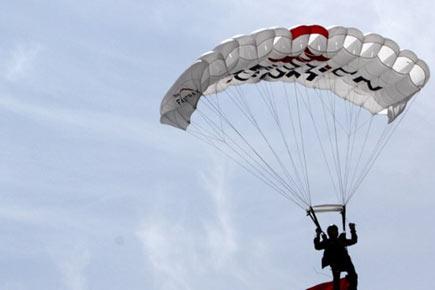 Parachutist sets new world record with 14,000ft 'bed sheet' jump