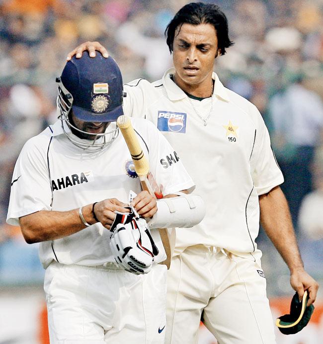 The last Test series: Pakistan pacer Shoaib Akhtar touches Sachin Tendulkar