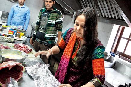 Rati Agnihotri gets into cooking mode on the sets of 'Purani Jeans'