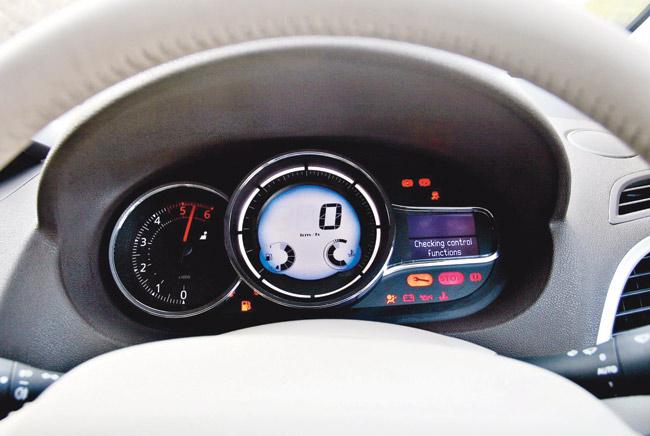 Fluence’s instrument cluster is dashing as ever. The gearshift icon in the tachometer has an up or down arrow flashing next to it, suggesting whether you should up-shift or down-shift for optimum efficiency and performance