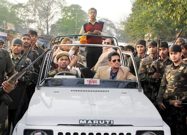 Vinod Khanna and Suneil Shetty (on the jeep) on the sets of the film
