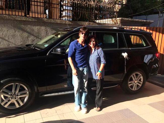 Shah Rukh Khan and Farah Khan with the brand new car. Pic/Farah Khan