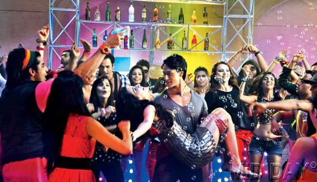 Tiger Shroff and Kriti Sanon dancing to Aa Raat Bhar. pics/Prashant Waydande