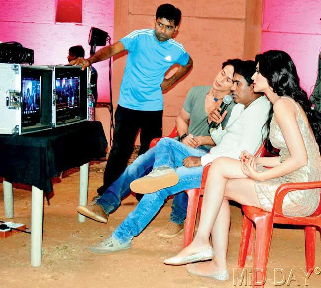 Tiger and Kriti watching the shot with director Sabbir Khan