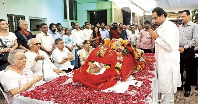 Shiv Sena chief Uddhav Thackeray pays his respects to Adhik Shirodkar before the body was taken to Chandanwadi crematorium. Pic/Shadab Khan