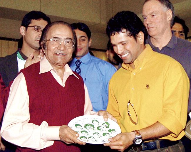 A file picture of Sachin Tendulkar felicitating Hanif Mohammad. Pic/AFP