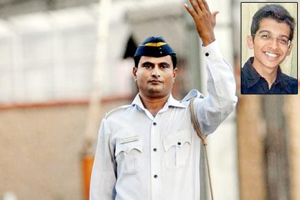 Mumbai traffic cop rescues student from jam, drops him to exam centre