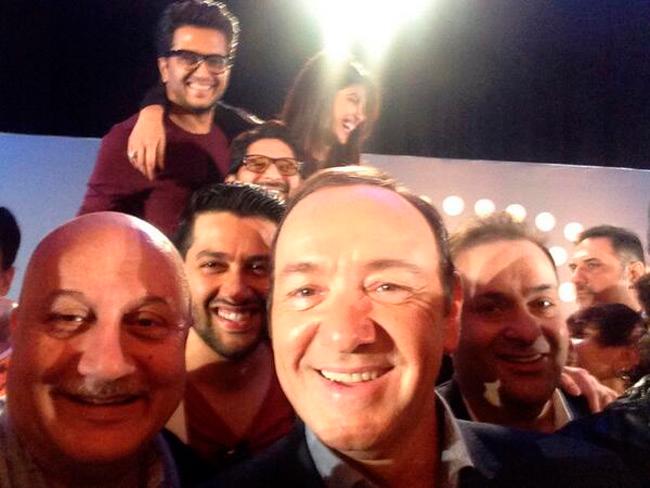 Anupam  Kher, Kevin Spacey, Aftab Shivdasani, Arshad Warsi, Riteish Deshmukh and Priyanka Chopra in a group selfie. Pic/Anupam Kher