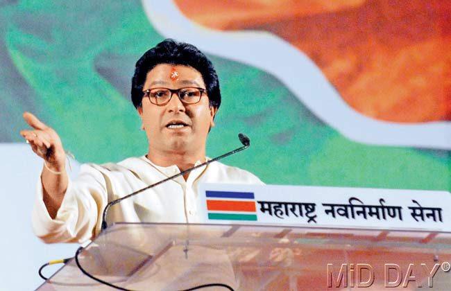 No holding back: Raj Thackeray at his first election rally held at Mutha riverbank on Monday. Thousands turned up to hear the MNS leader. During his address, he not only attacked the Congress but also took potshots at his cousin, Shiv Sena president Uddhav Thackeray. Pic/Mohan Patil