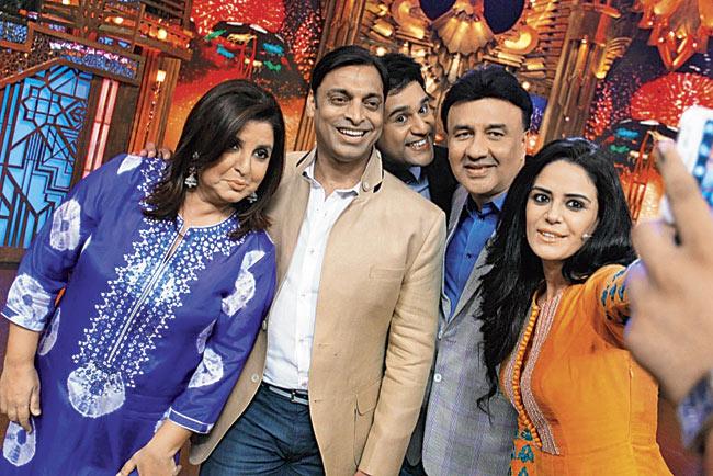 Farah Khan, Shoaib Akhtar, Krushna Abhishek, Anu Malik and Mona Singh pose for a selfie on the sets of 
