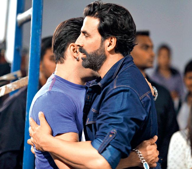 Salman Khan and Akshay Kumar hugging it out