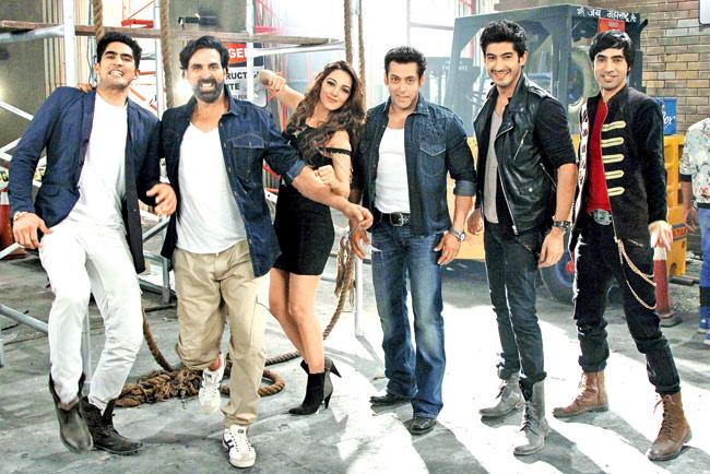 Vijender Singh, Akshay Kumar, Kiara Advani, Salman Khan, Mohit Marwah and Arfi Lamba have fun during the final shot of Fugly 
