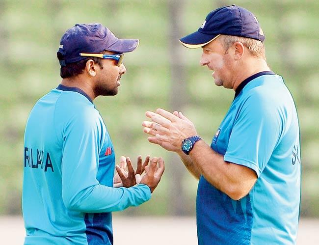 Sri Lanka coach Paul Farbrace (right) talks to Mahela Jayawardene during a training session yesterday. Pic/AFP