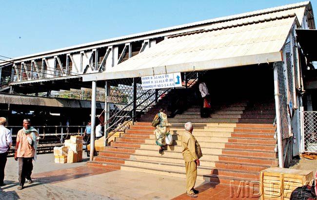 Bridging the gap: Linking FOBs at Pune Railway station will help commuters go to any platform without trouble. Pic/MohanPatil