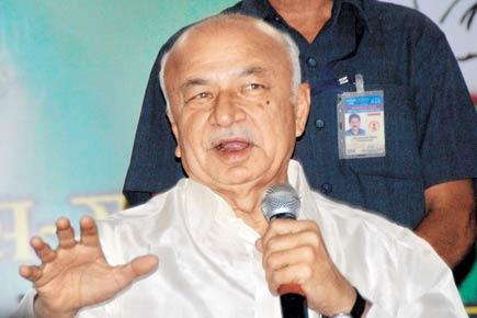 Sushil Kumar Shinde bats for Suresh Kalmadi