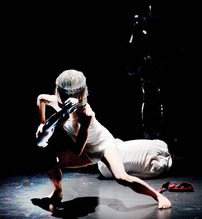 A performance by Yoriko Maeno