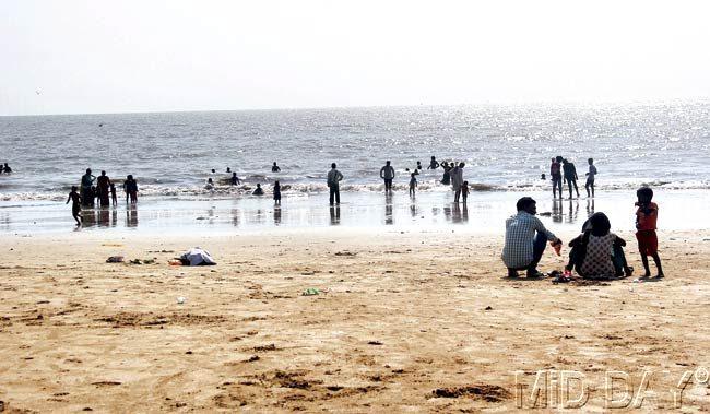 Beachgoers spend time at Juhu beach. PIC/Ronak Savla