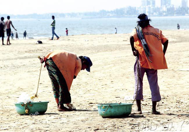 The cleanup marshals at work at Juhu beach. PIC/Ronak Savla