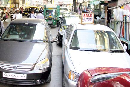 Mumbai: Cars on sale parked under JJ flyover add to congestion