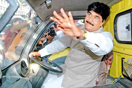 Gopinath Munde's supporters thrash helicopter pilot in Beed