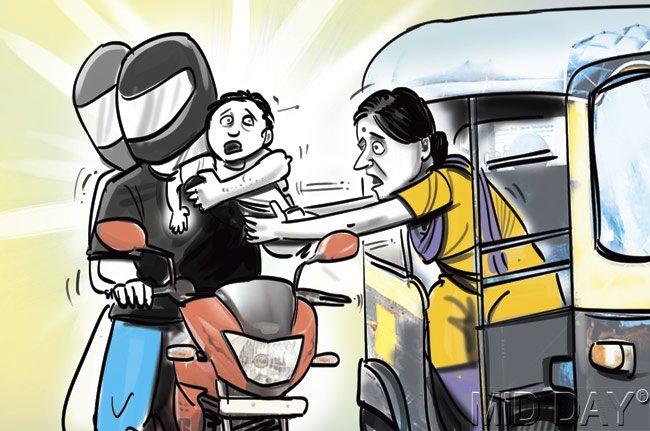 Suddenly, two men on a bike race to the auto, snatch the baby from Sunita’s hands and speed away, while her co-passenger and the auto driver look on