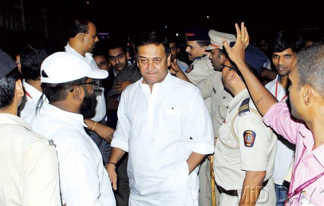 Cops surrounded MNS candidate Mahesh Manjrekar and did not allow him into the venue