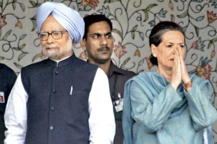 Sonia Gandhi leads solidarity march for Manmohan Singh