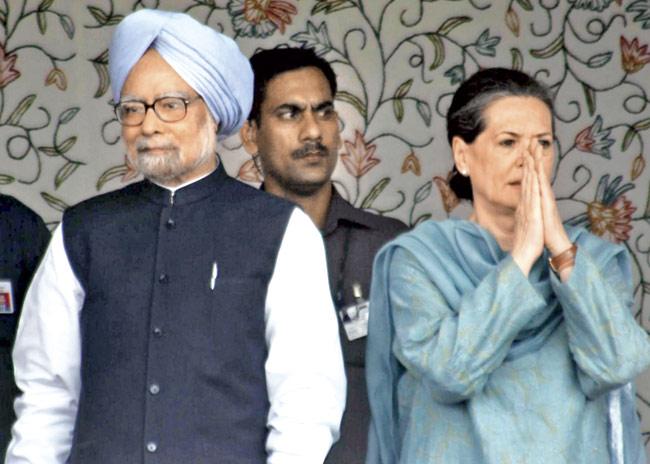 Sonia Gandhi leads solidarity march for Manmohan Singh