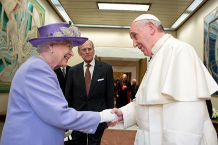 Pope Francis meets Queen Elizabeth for the first time
