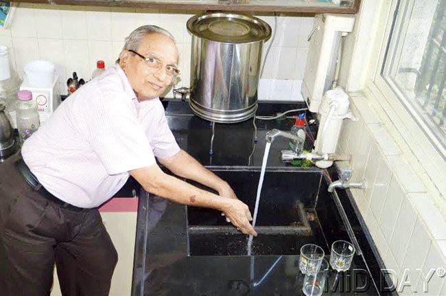 Ravindra Joshi shows his kitchen sink that has a partition and points to the part from where water is collected, filtered, purified and reused. Pics/Shrikant Khuperkar