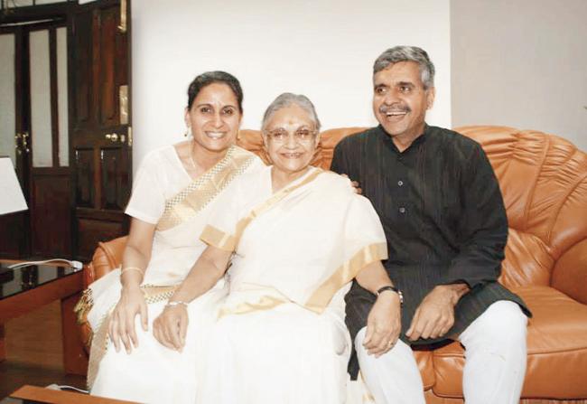 Sheila Dixit (centre) with daughter Latika