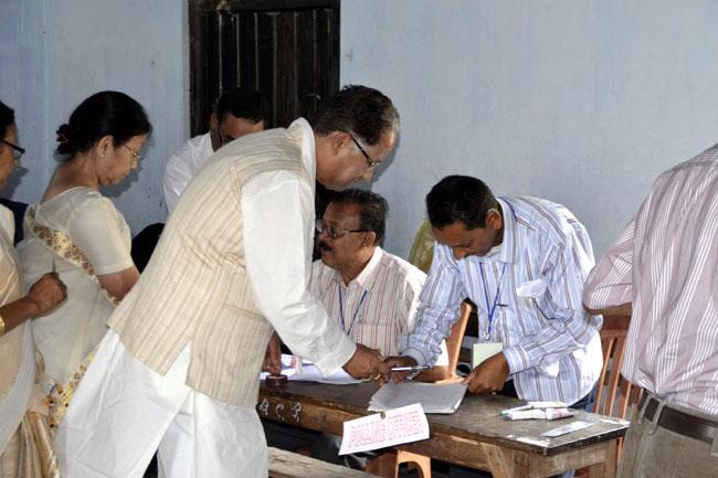 Assam Chief Minister Tarun Gogoi arrives to cast his vote