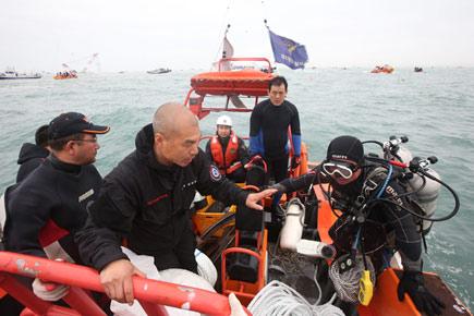 Divers enter sunken South Korean ferry in hunt for survivors