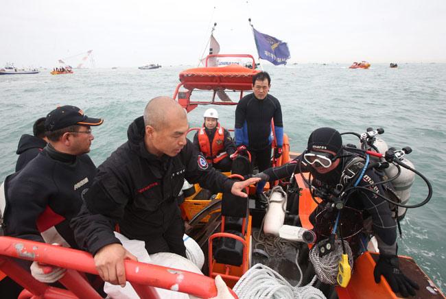 Divers enter the sunken south Korea