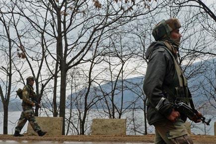 Militant killed, two policemen injured in Kashmir gunfight 