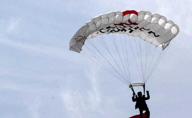 Hatke news: Parachutist sets world record with Bed sheet jump, Venezuela