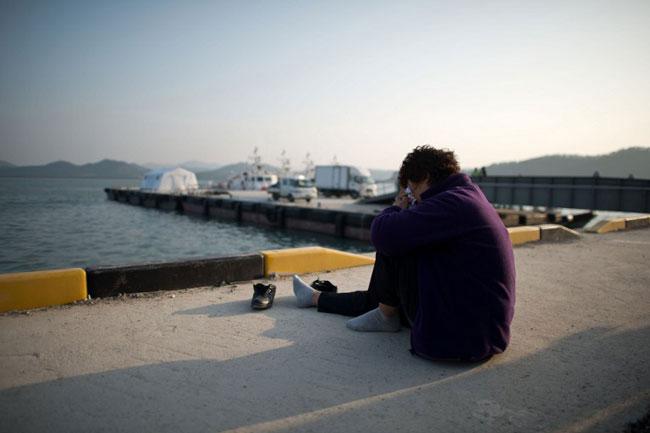 A relative weeps for a victim of the South Korean ferry tragedy. Photo: AFP