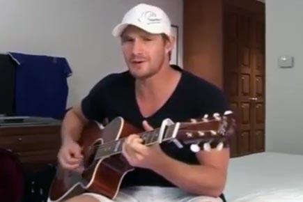 Cricketer Shane Watson sings for his fans