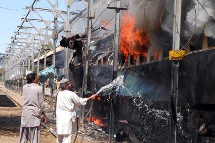 Pakistan train blast toll rises to 16