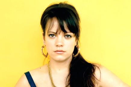 Lily Allen kisses herself in music promo 